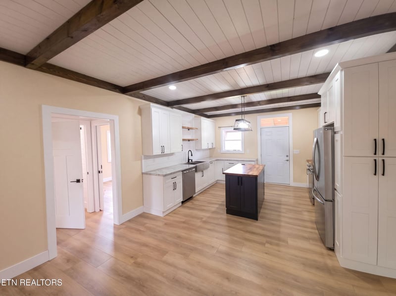 576 Stanley St, Oneida, TN 37841