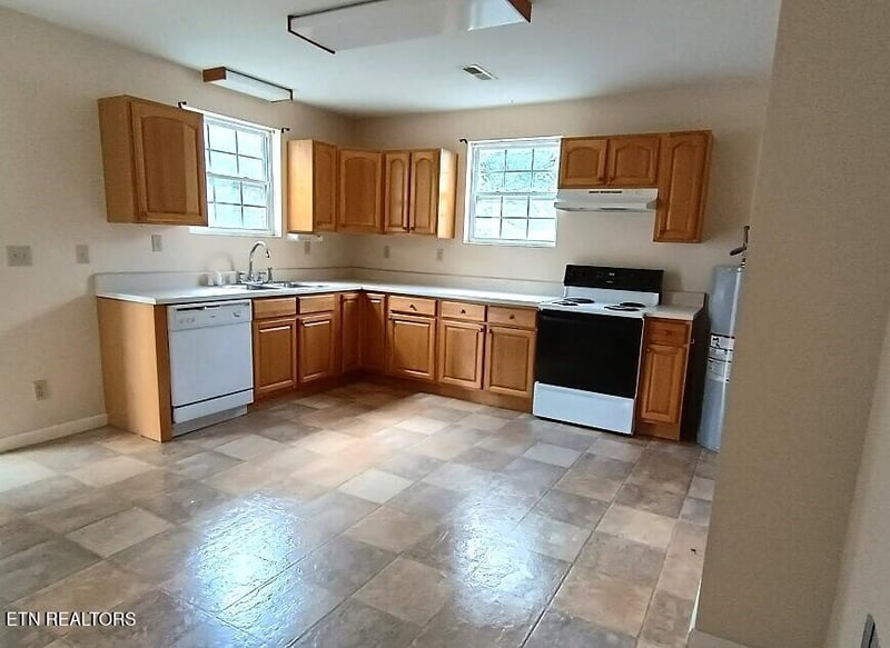 577 Monroe St, Madisonville, TN 37354