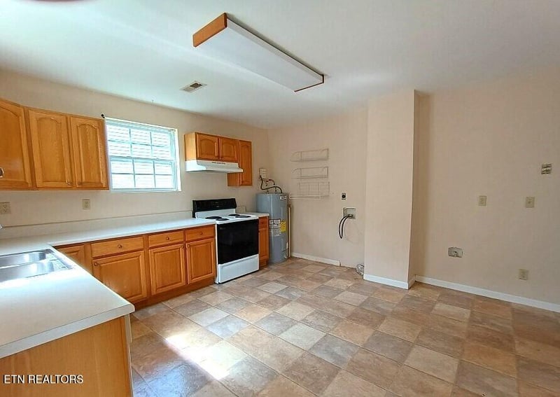 577 Monroe St, Madisonville, TN 37354