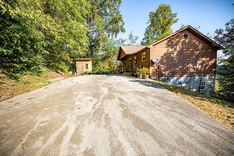 579 Hideaway Ridge Cir, Sevierville, TN 37862