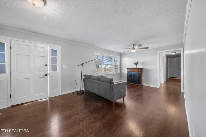 579 W Outer Dr, Oak Ridge, TN 37830