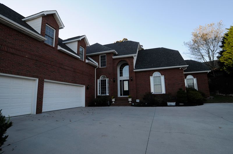 5805 Glenlyn Dr, Powell, TN 37849