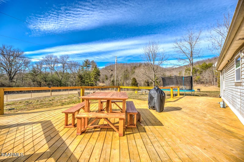 581 Snow Hill Rd, Oakdale, TN 37829