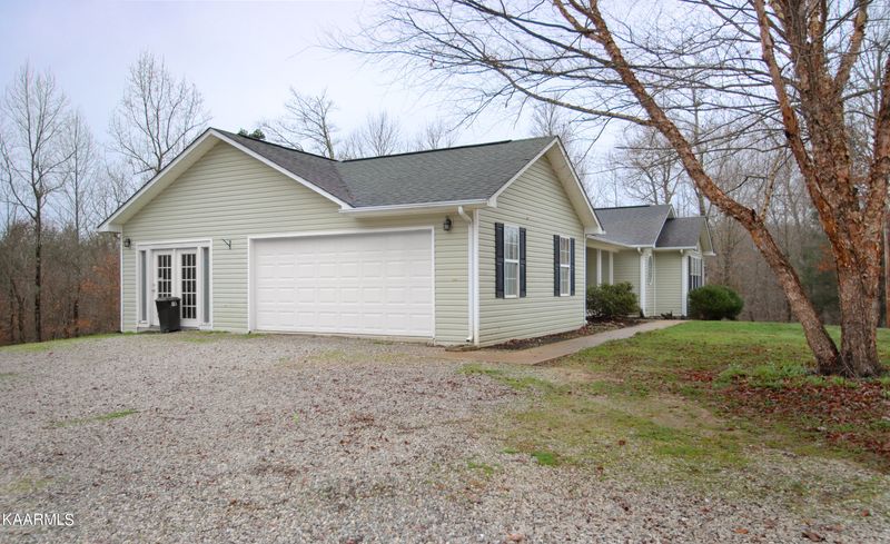 582 Chance Private Dr, Oneida, TN 37841