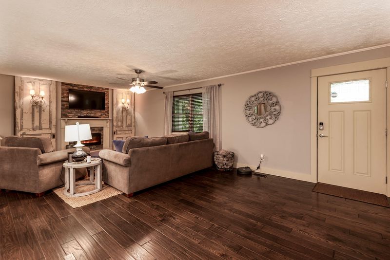5820 Marilyn Dr, Knoxville, TN 37914