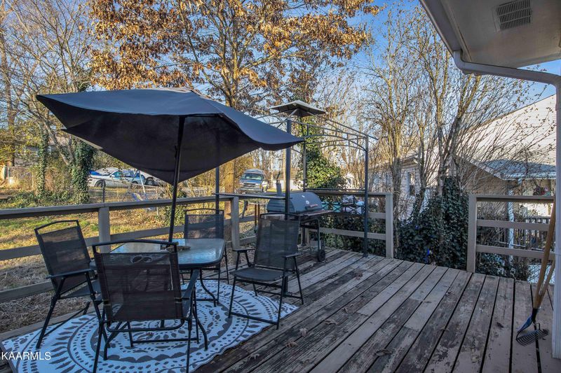 584 W Outer Dr, Oak Ridge, TN 37830
