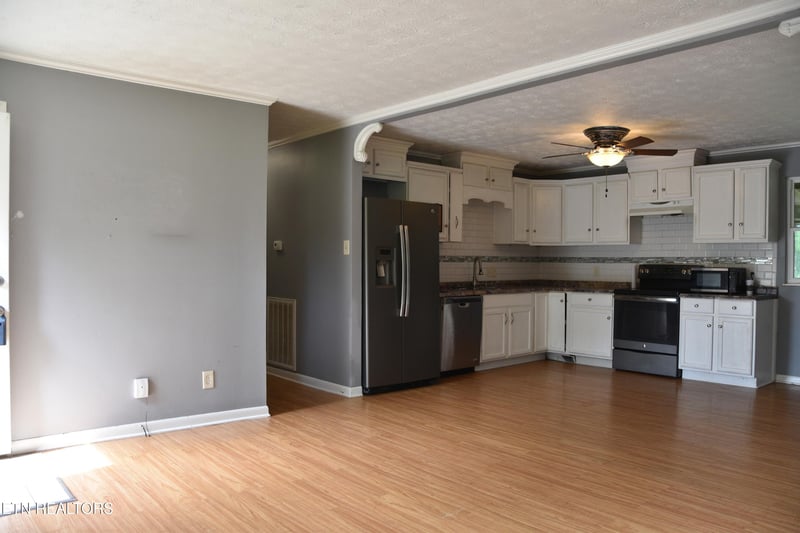 586 Randolph Dr, Morristown, TN 37813