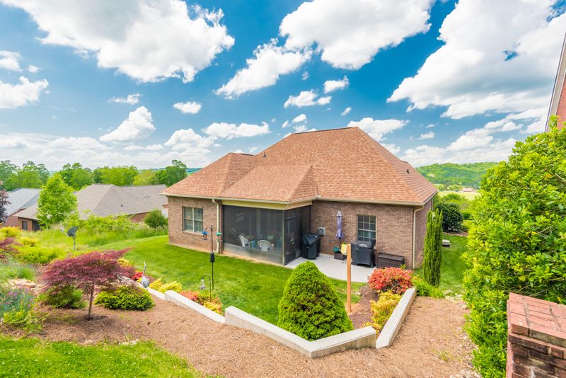 586 Timberline Dr, Lenoir City, TN 37772