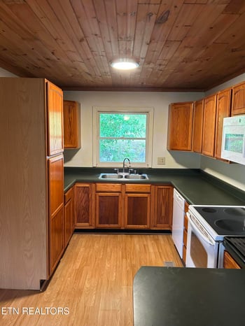 5872 New River Hwy, Briceville, TN 37710