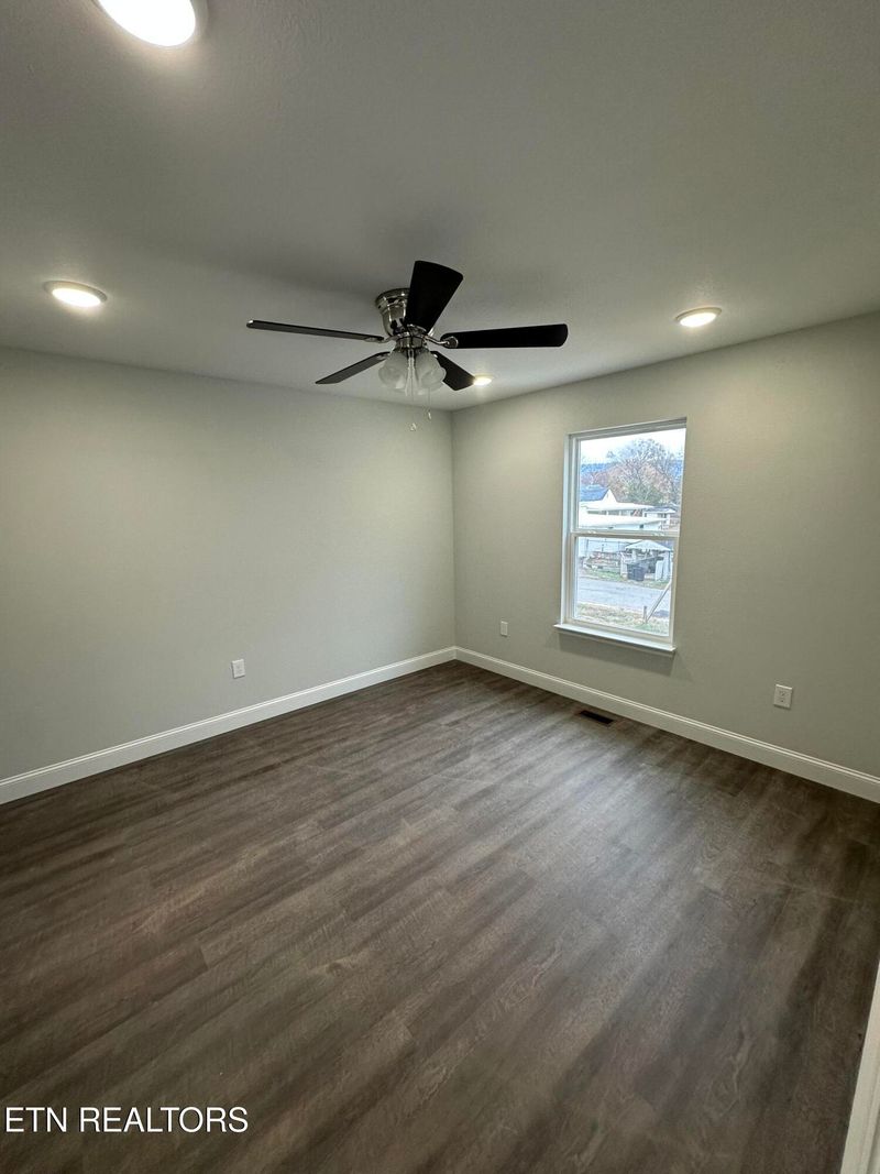 590 Lawrence St, Etowah, TN 37331
