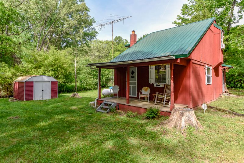 5916 S Mockingbird Dr, Tallassee, TN 37878