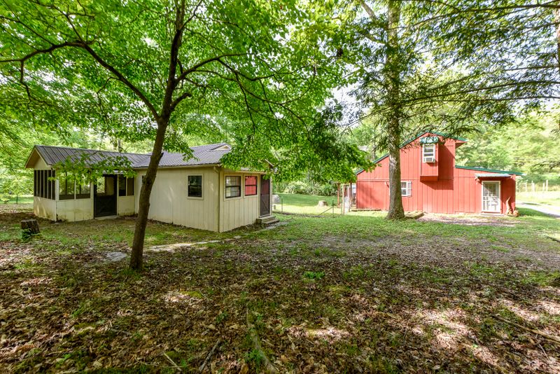5916 S Mockingbird Dr, Tallassee, TN 37878