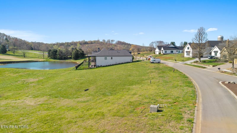 592 Old Barn Ln, Loudon, TN 37774