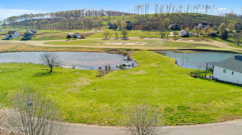 592 Old Barn Ln, Loudon, TN 37774