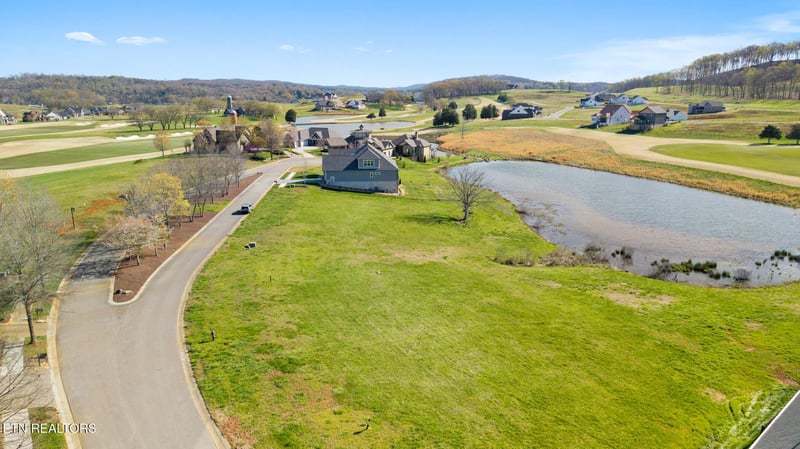 592 Old Barn Ln, Loudon, TN 37774