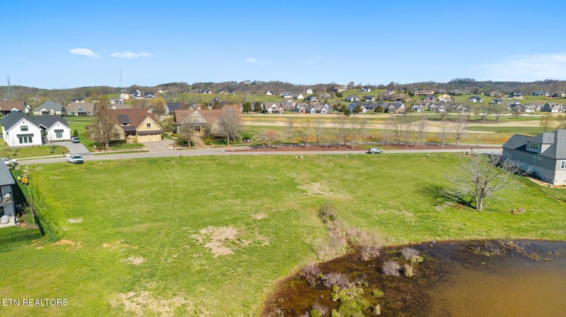 592 Old Barn Ln, Loudon, TN 37774