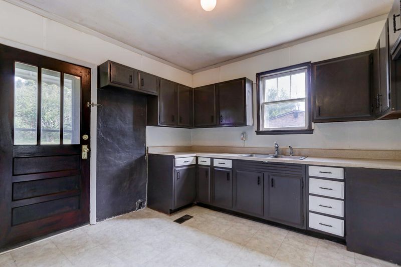 5925 Atkins Rd, Knoxville, TN 37918