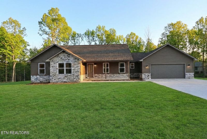 595 Taylon Ln, Oneida, TN 37841