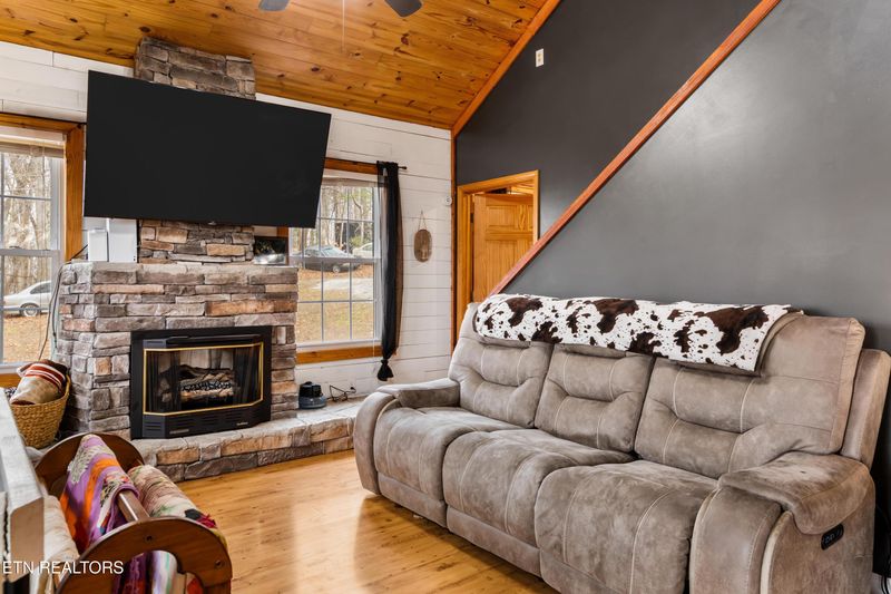598 Hiwassee View Dr, Jacksboro, TN 37757