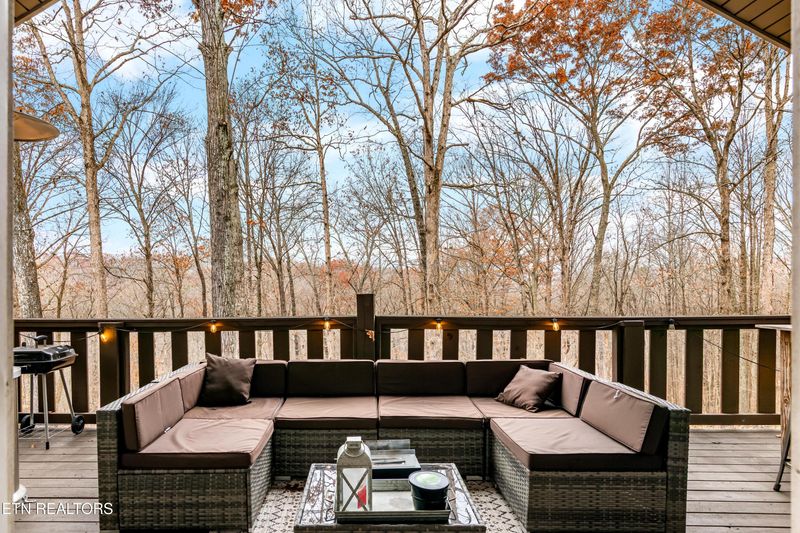 598 Hiwassee View Dr, Jacksboro, TN 37757