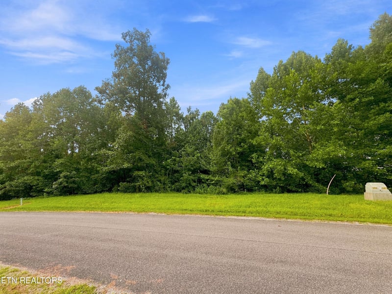 598 N Two Rivers Rd, Lafollette, TN 37766