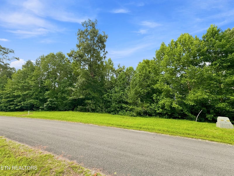 598 N Two Rivers Rd, Lafollette, TN 37766
