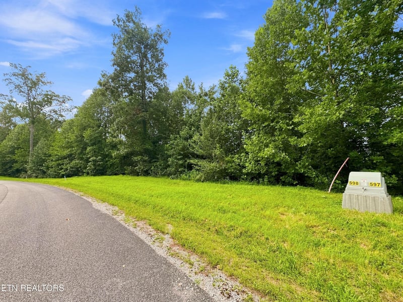 598 N Two Rivers Rd, Lafollette, TN 37766