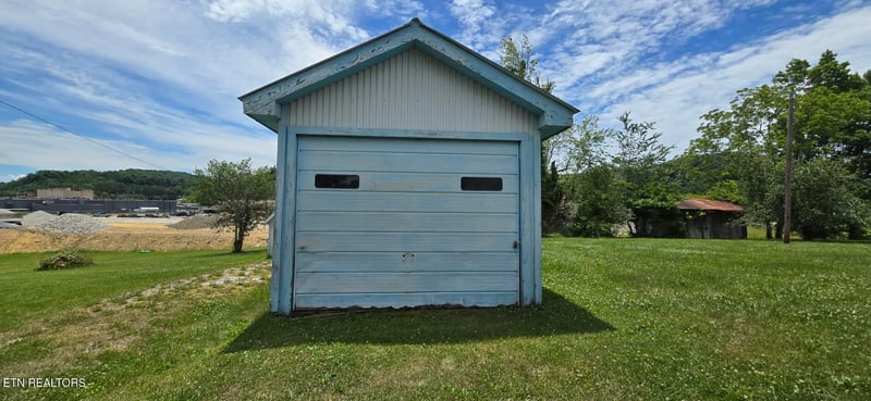 599 W 3rd Ave, Oneida, TN 37841