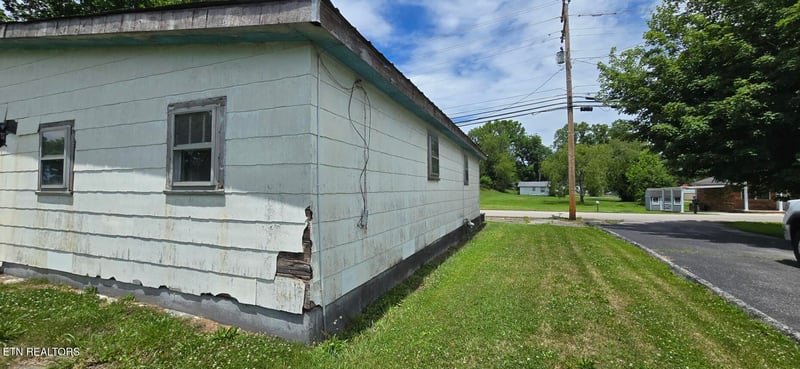 599 W 3rd Ave, Oneida, TN 37841