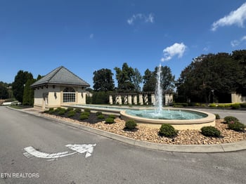 600 Oak Chase Blvd, Lenoir City, TN 37772