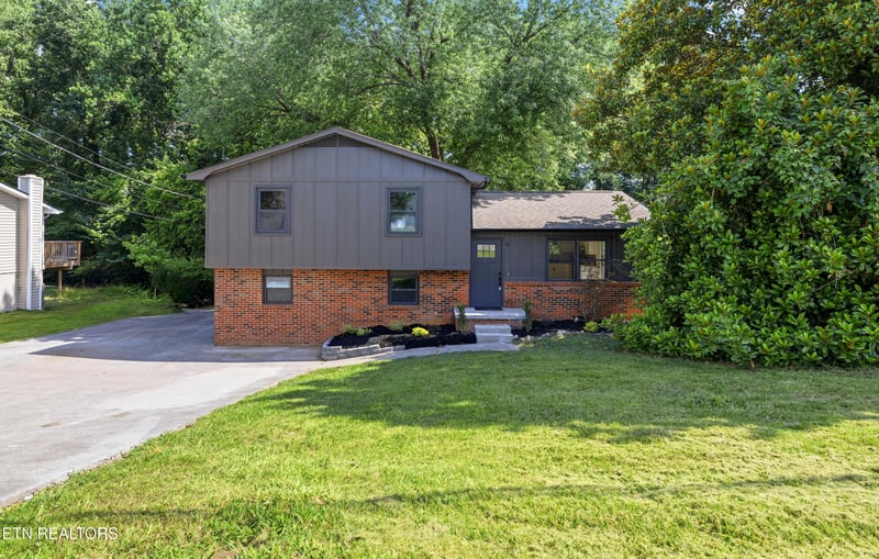 6015 John May Dr, Knoxville, TN 37921