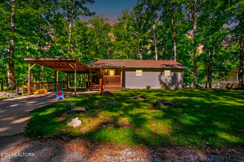 603 S Lake Dr, Oneida, TN 37841