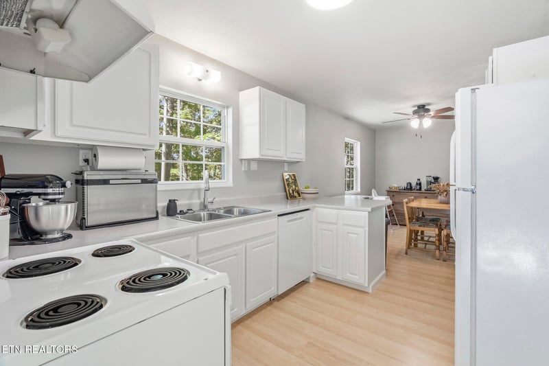603 S Lake Dr, Oneida, TN 37841