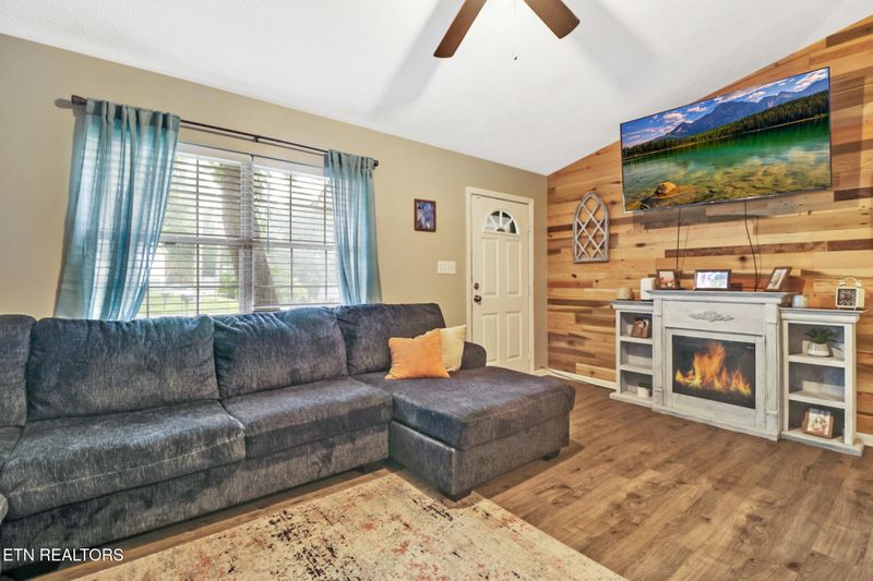 604 Bear Cub Ln, Clinton, TN 37716