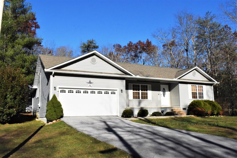 6047 Tomahawk Dr, Crossville, TN 38572