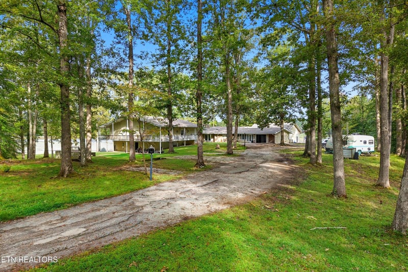 605 S Lake Dr, Oneida, TN 37841
