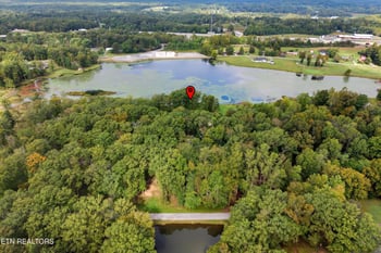 605 S Lake Dr, Oneida, TN 37841