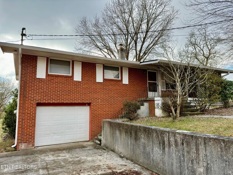 605 W Hemlock St, Lafollette, TN 37766