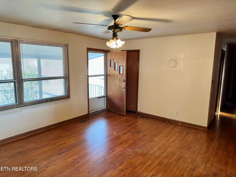 605 W Hemlock St, Lafollette, TN 37766