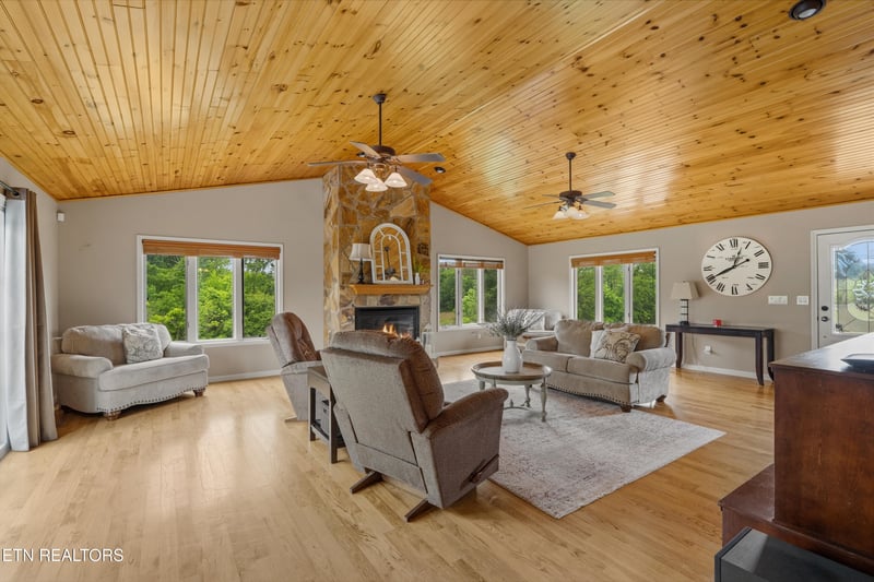 6052 Morganton Rd, Greenback, TN 37742