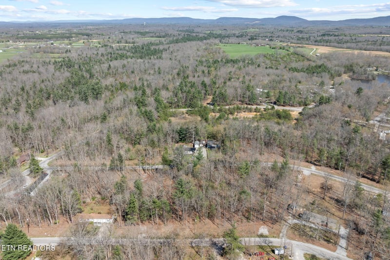 6054 Loch Loosa Dr, Crossville, TN 38572