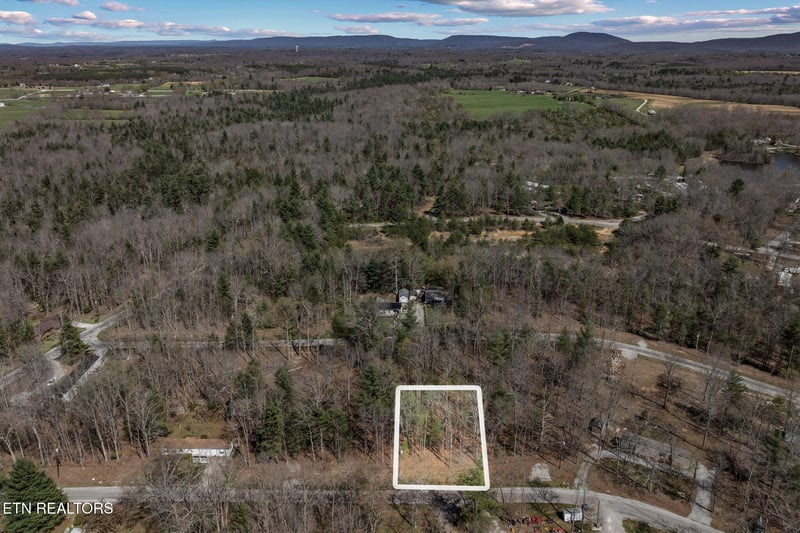 6054 Loch Loosa Dr, Crossville, TN 38572