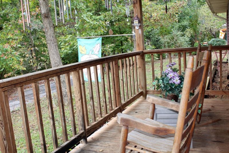 606 Caughron Dr, Sevierville, TN 37876