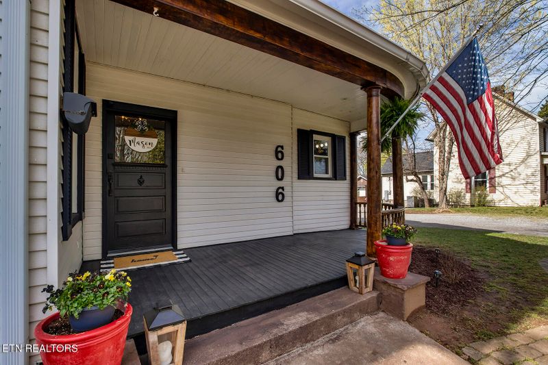 606 Mulberry St, Loudon, TN 37774