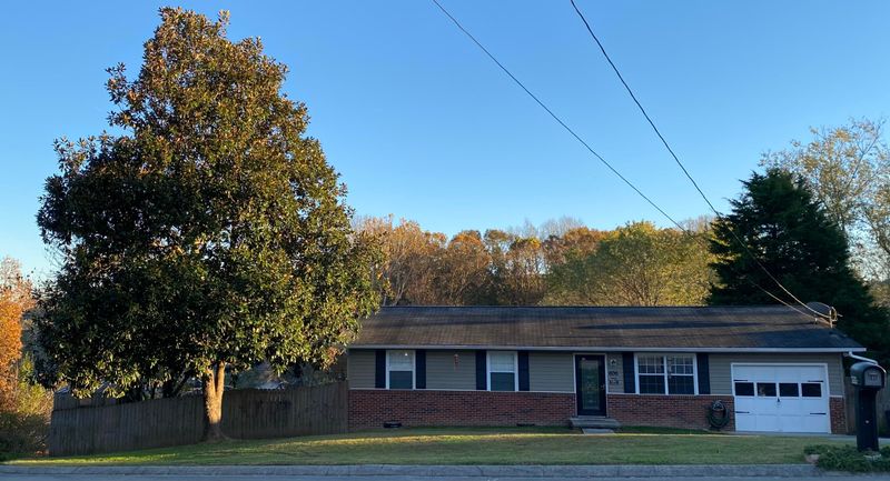 606 Red Bud Ln, Oliver Springs, TN 37840