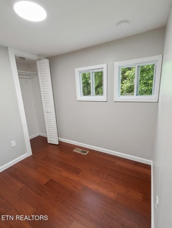 606 W Outer Dr, Oak Ridge, TN 37830