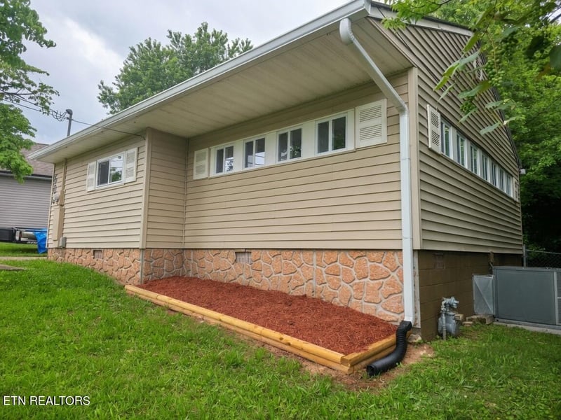 606 W Outer Dr, Oak Ridge, TN 37830
