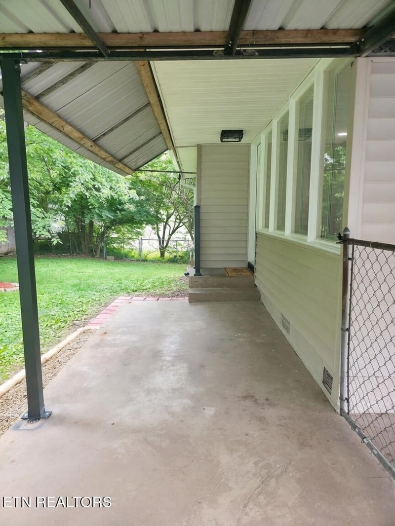 606 W Outer Dr, Oak Ridge, TN 37830
