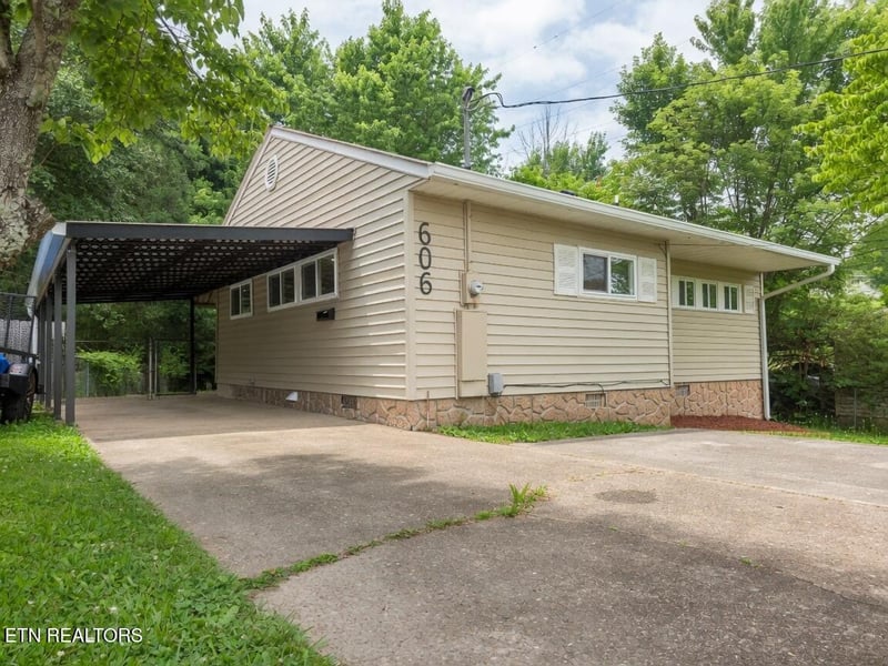 606 W Outer Dr, Oak Ridge, TN 37830