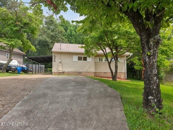 606 W Outer Dr, Oak Ridge, TN 37830